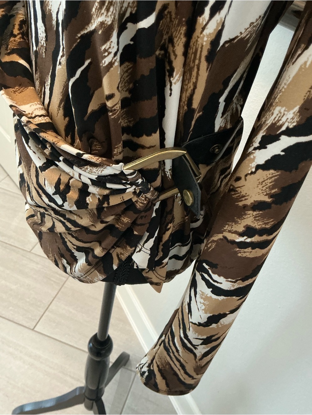 Cache women’s XL animal print wrap, blouse, draped, buckle, long sleeve stretch - Picture 3 of 8